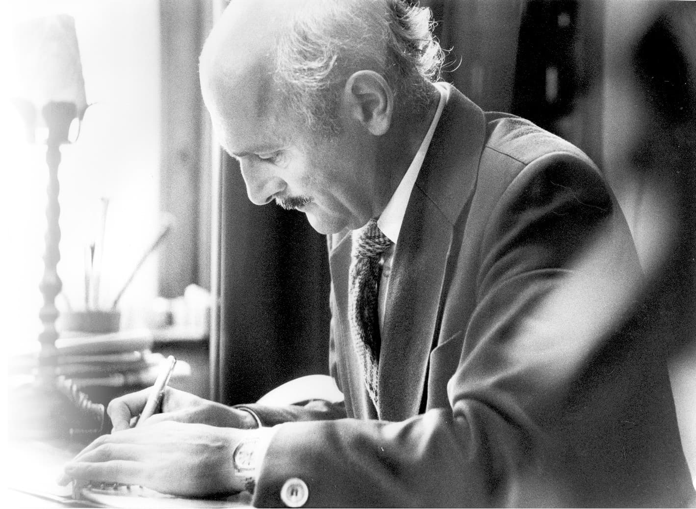 Cornelis Verhoeven schrijvend aan een tafel
